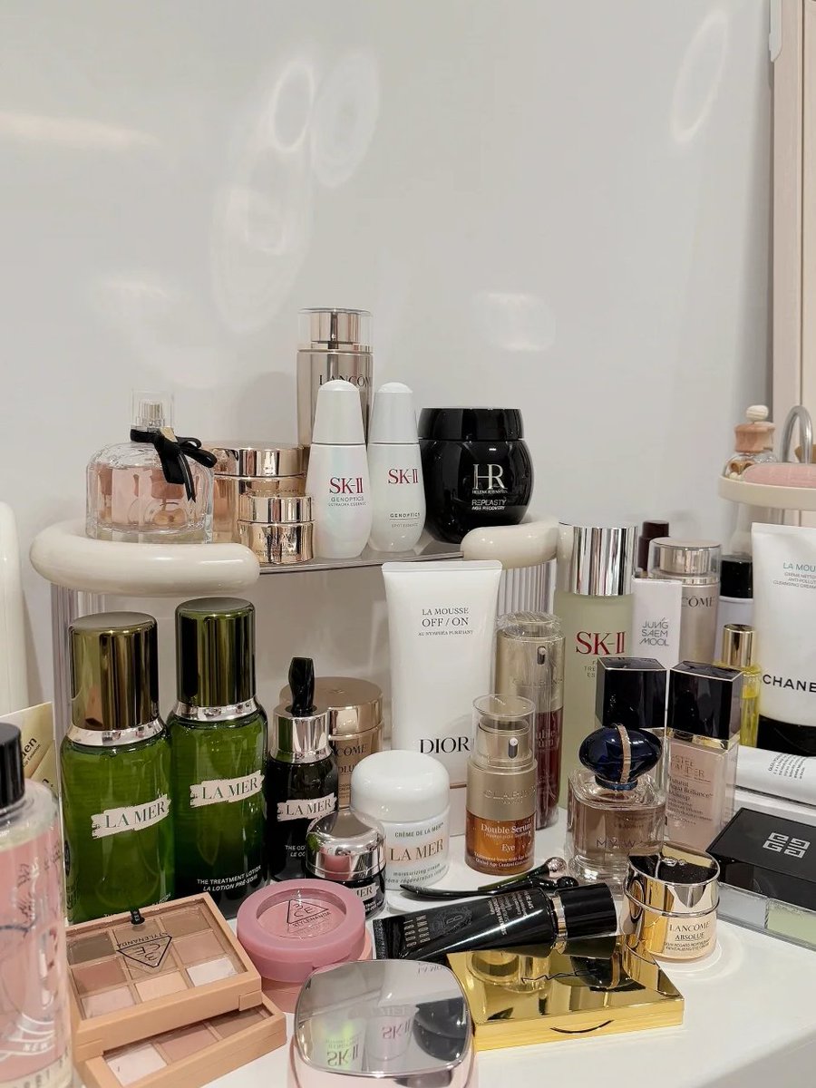 Lisa8945's tweet image. My skincare makeup table 💖
Love it 😊