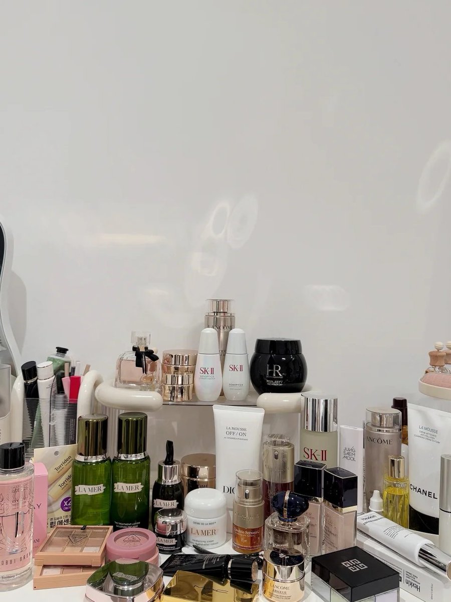 Lisa8945's tweet image. My skincare makeup table 💖
Love it 😊