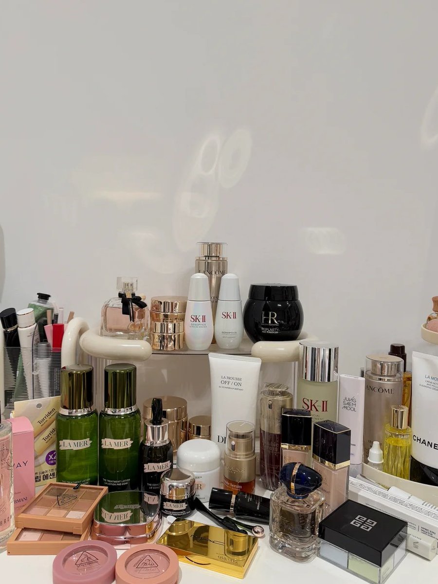 Lisa8945's tweet image. My skincare makeup table 💖
Love it 😊