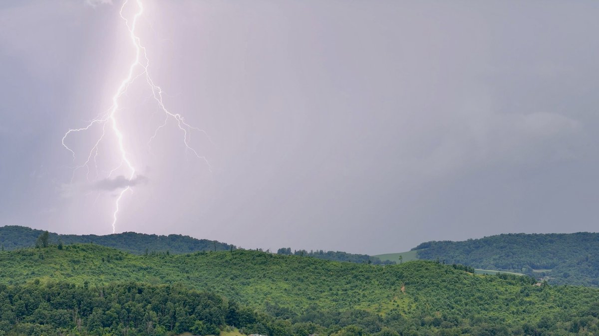 babowling12's tweet image. Spicy levels of strikes this afternoon over Lebanon, VA