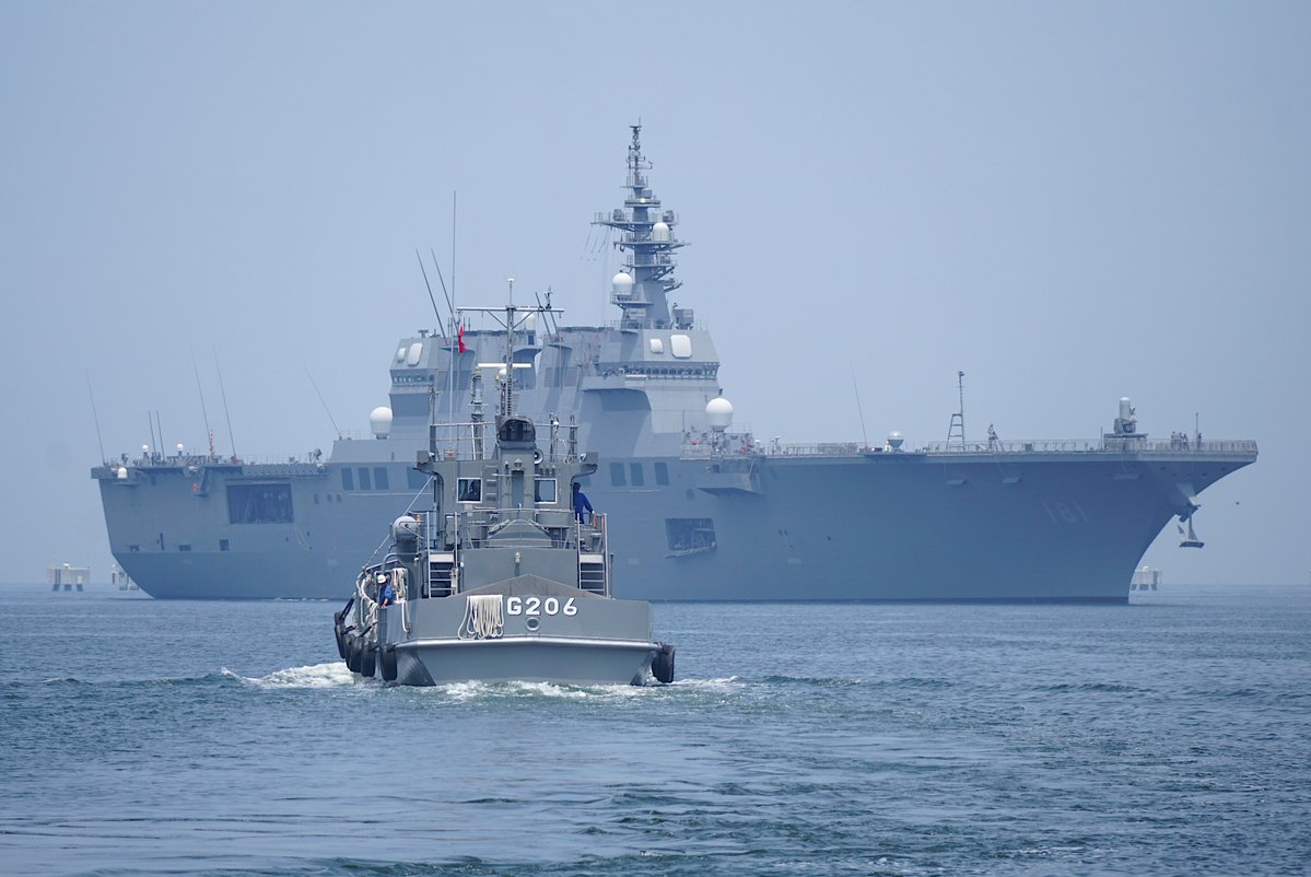 RyoEto's tweet image. 過日、入港する護衛艦「ひゅうが」と迎える油船🫡