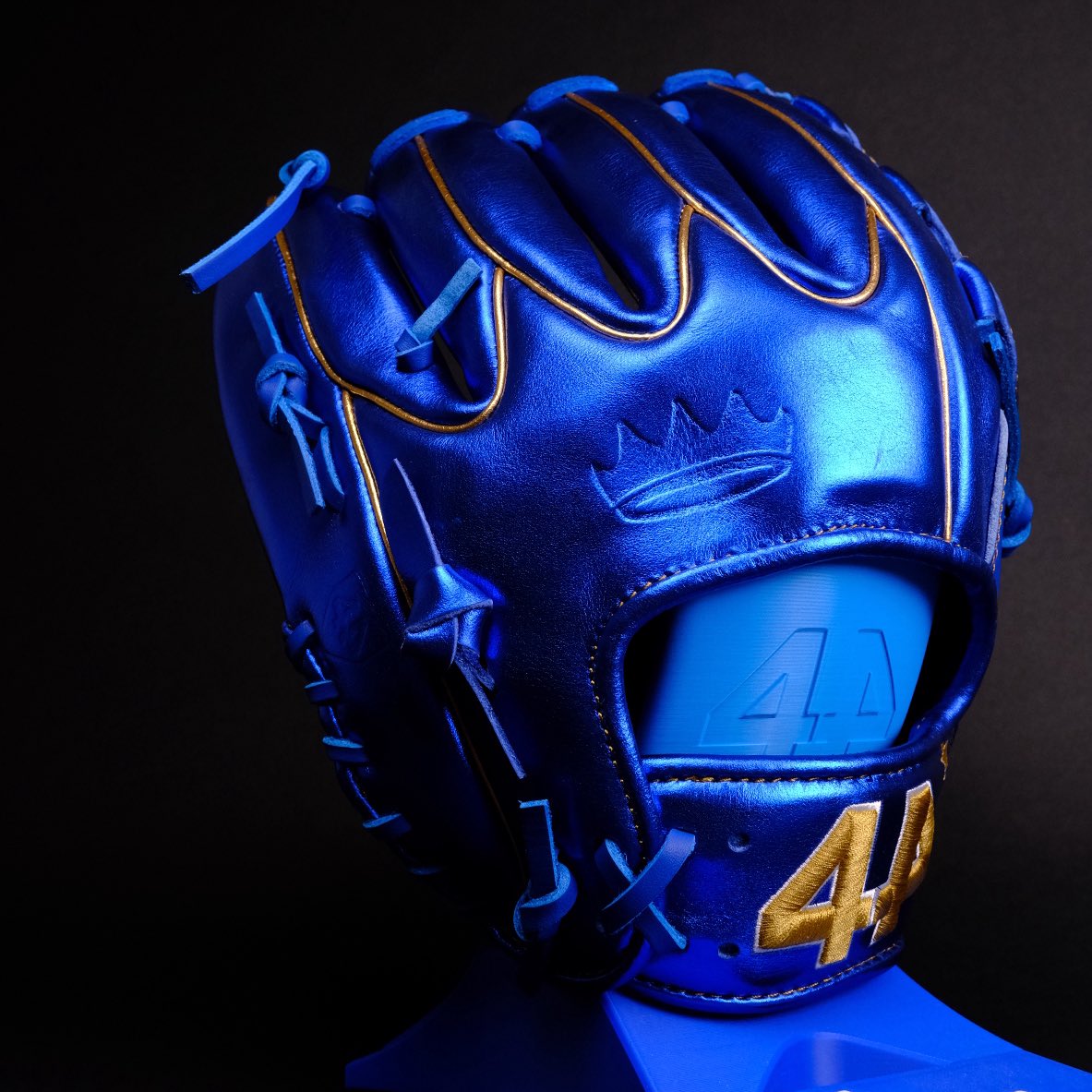 44ProCustom's tweet image. Kansas City Closer Carlos Estevez's Kamekameha Save Celebration Custom Glove is NEXT LEVEL cool 🤯