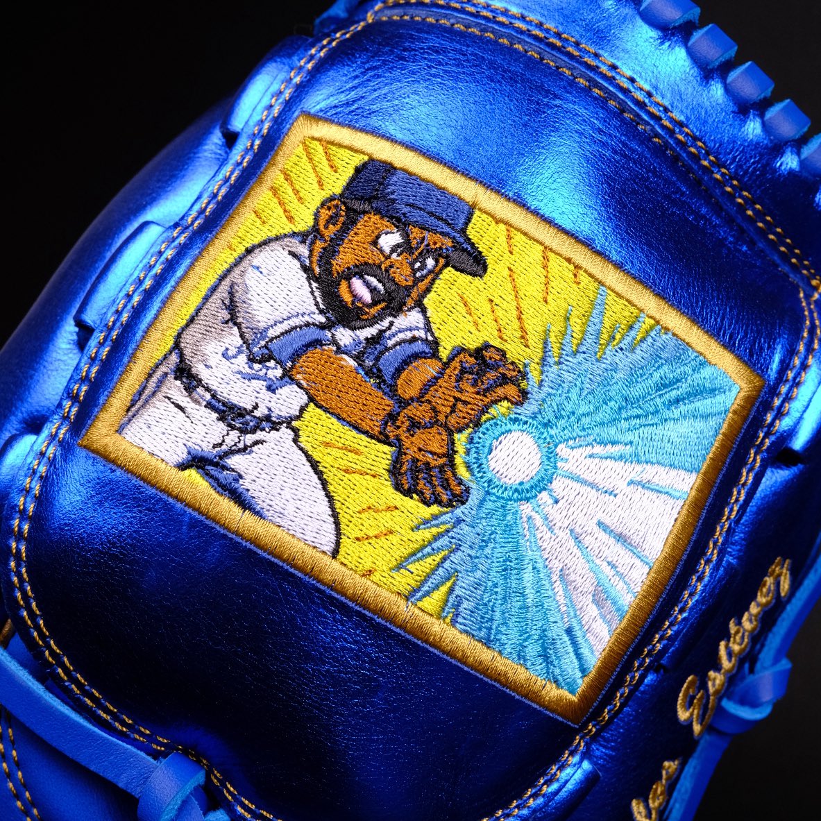 44ProCustom's tweet image. Kansas City Closer Carlos Estevez's Kamekameha Save Celebration Custom Glove is NEXT LEVEL cool 🤯