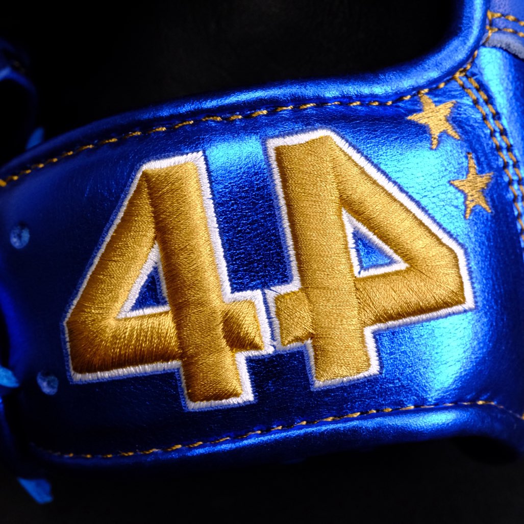 44ProCustom's tweet image. Kansas City Closer Carlos Estevez's Kamekameha Save Celebration Custom Glove is NEXT LEVEL cool 🤯