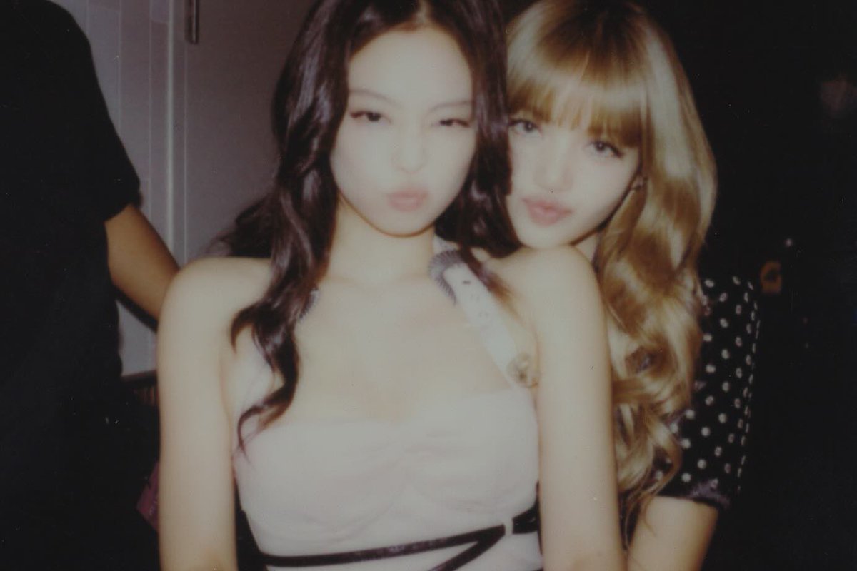 wonderpuiz's tweet photo. น่ารักเจนนี่มาลงรูป มีรูปคู่กับ โรซี่ ลิซ่า และ พี่จีซู https://t.co/qZuhyxcj9M