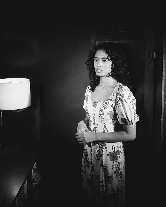 supriyaganeshbr's tweet image. Supriya pelos olhos de Michael Leviton / uma das fotos foi usada como pôster para a 69 edição do "The Tell", evento do qual o fotografo faz curadoria. instagram.com/michaelleviton/