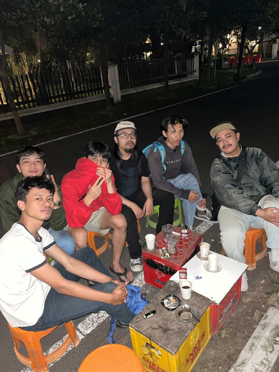fransiscvlt's tweet photo. boys will be boys https://t.co/aUQOWE5g8w