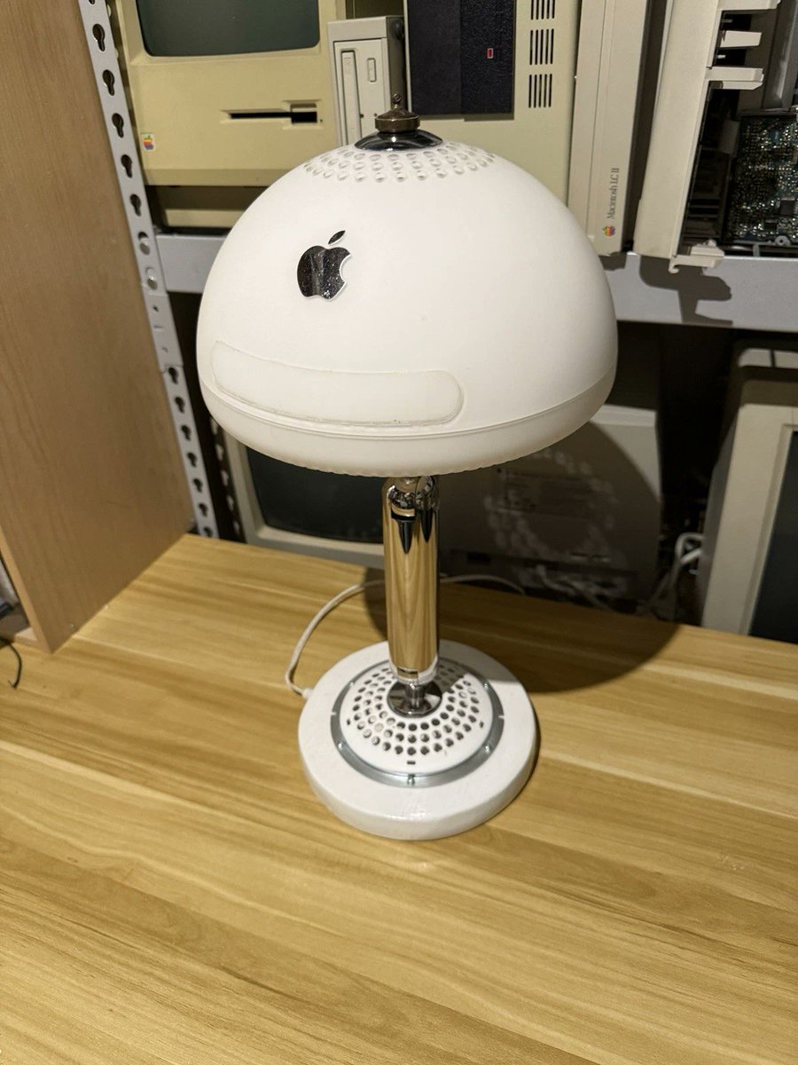 retrocompmx's tweet image. Whataf...!!!
Una iMac G4 Lámpara, convertida en... lámpara.
Foto de John Bumstead @RDKLInc 
#retrocomputingmx #imacg4 #computerart