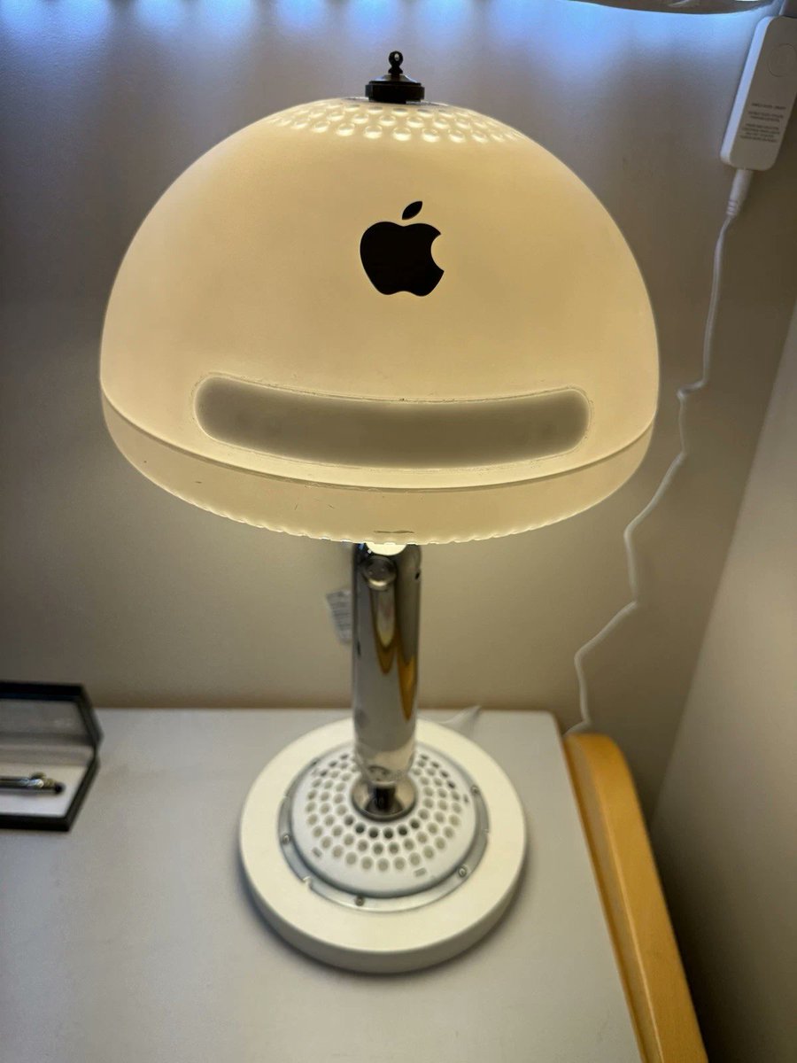retrocompmx's tweet image. Whataf...!!!
Una iMac G4 Lámpara, convertida en... lámpara.
Foto de John Bumstead @RDKLInc 
#retrocomputingmx #imacg4 #computerart