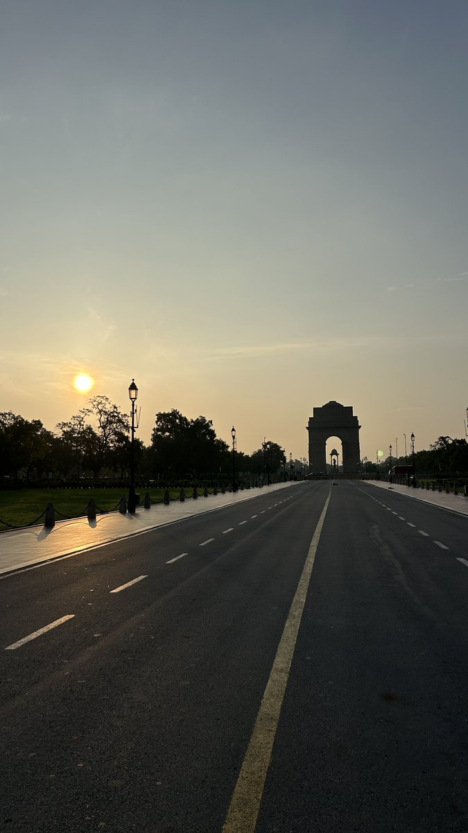 AadityaYuvraj's tweet image. it’s so crazy that if you wake up early and decide to go to India Gate, for once, you can literally walk alongside history