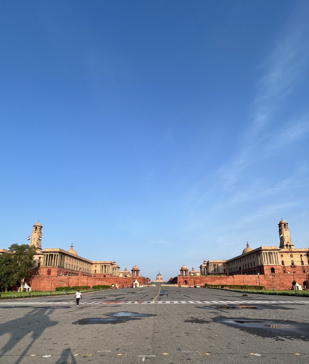 AadityaYuvraj's tweet image. it’s so crazy that if you wake up early and decide to go to India Gate, for once, you can literally walk alongside history