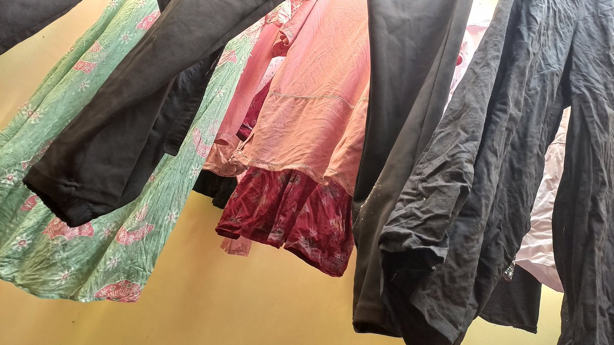 Baju bersih ✅
Rajin juga aku cuci baju pagi. Lumayan lah ya 😘