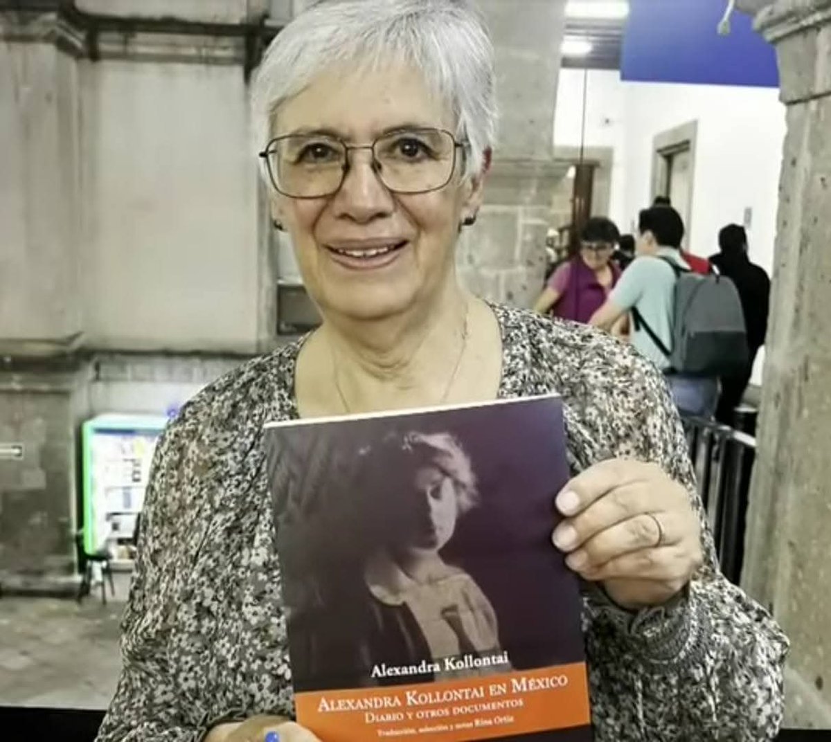 kukurusa_AMERE's tweet photo. Les tenemos una maravillosa noticia: ¡Ya pueden encontrar en librerías de @librosunam la nueva traducción que realizó Rina Ortiz de la obra autobiográfica de Alexandra Kollontai! 📚🙌🏼

#NovedadEditorial

https://t.co/bBCm3sb2Gc https://t.co/rUkOoja8N0