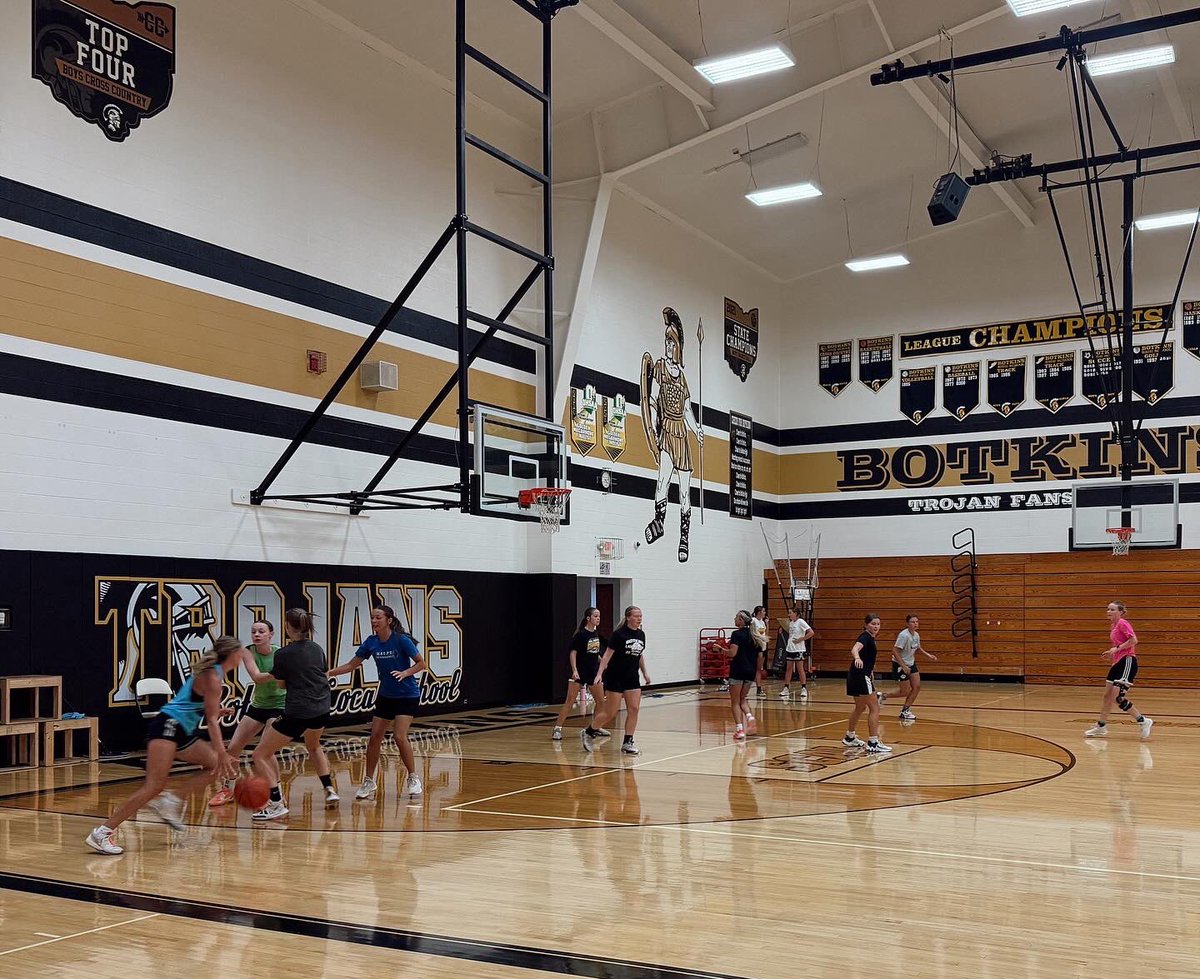 Big shoutout to our girls basketball alumni for coming in and giving us the work on these hot summer nights. They sure know how to make us work! Thanks for coming in and getting after it with us- we love having you back in the gym 😤💛
