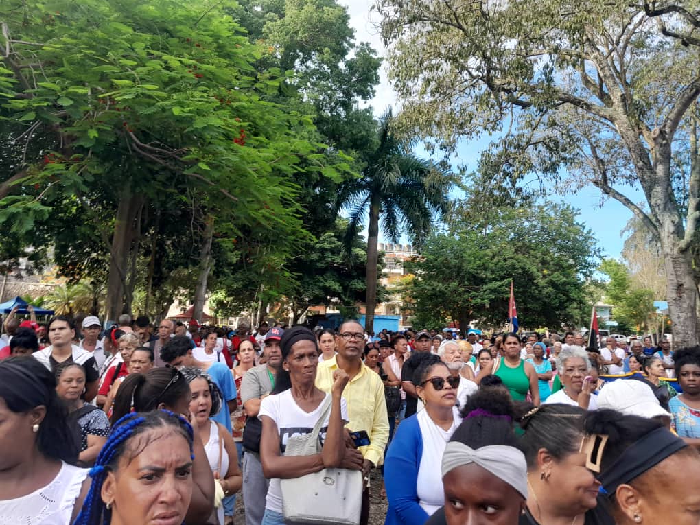 Hoy, en el parque Hanoi, vivimos un emotivo acto conmemorativo por el 26 de Julio, fecha que marca el valor y la rebeldía de nuestro pueblo.

 Flores, palabras y compromiso para recordar a los héroes de la gesta del Moncada. ¡Seguimos su ejemplo en cada lucha!
#LaluchaNoHaCesado