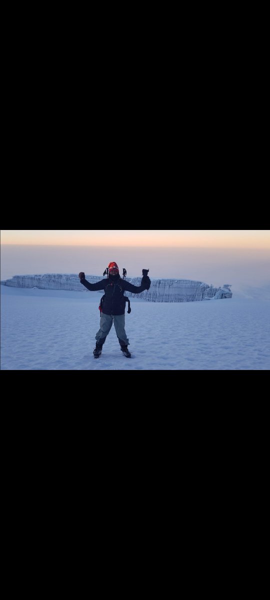 LudwabeMon48870's tweet image. So Ntade @sefudi_tswagae Ndenzele @DenzilTaylor Madala @BBKUnplugged99  Today 7 years ago l left Barafu Camp to ascent for summit push to Uhuru Peak🤣@6am l summited🏔 For MySelf
...l did it my way...
&quot;Good morning to You&quot;🦒♥️🦒