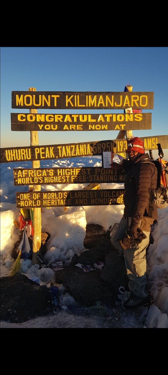 LudwabeMon48870's tweet image. So Ntade @sefudi_tswagae Ndenzele @DenzilTaylor Madala @BBKUnplugged99  Today 7 years ago l left Barafu Camp to ascent for summit push to Uhuru Peak🤣@6am l summited🏔 For MySelf
...l did it my way...
&quot;Good morning to You&quot;🦒♥️🦒
