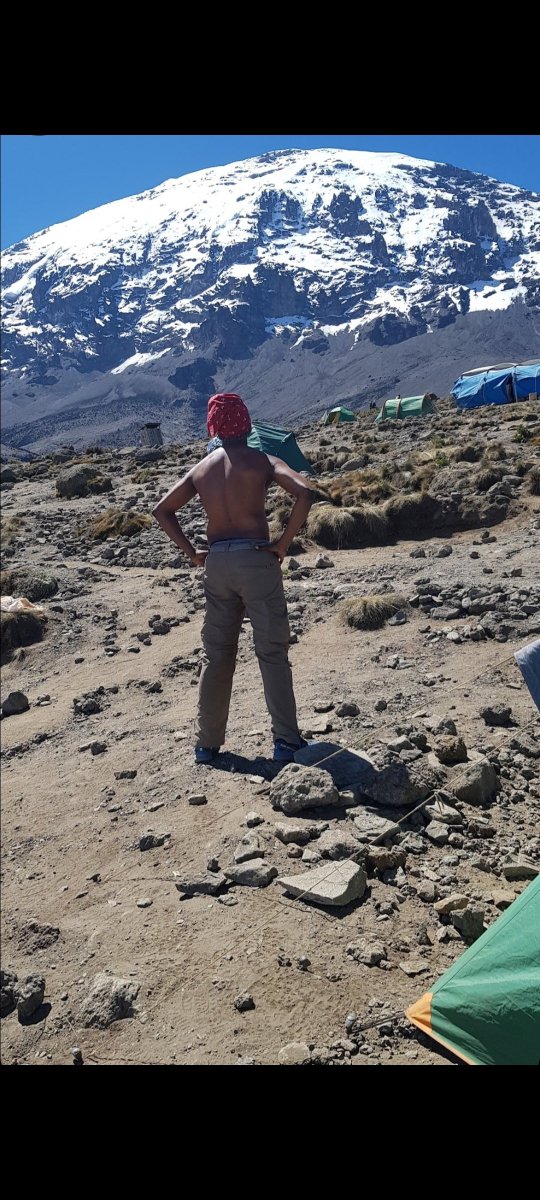 LudwabeMon48870's tweet image. So Ntade @sefudi_tswagae Ndenzele @DenzilTaylor Madala @BBKUnplugged99  Today 7 years ago l left Barafu Camp to ascent for summit push to Uhuru Peak🤣@6am l summited🏔 For MySelf
...l did it my way...
&quot;Good morning to You&quot;🦒♥️🦒