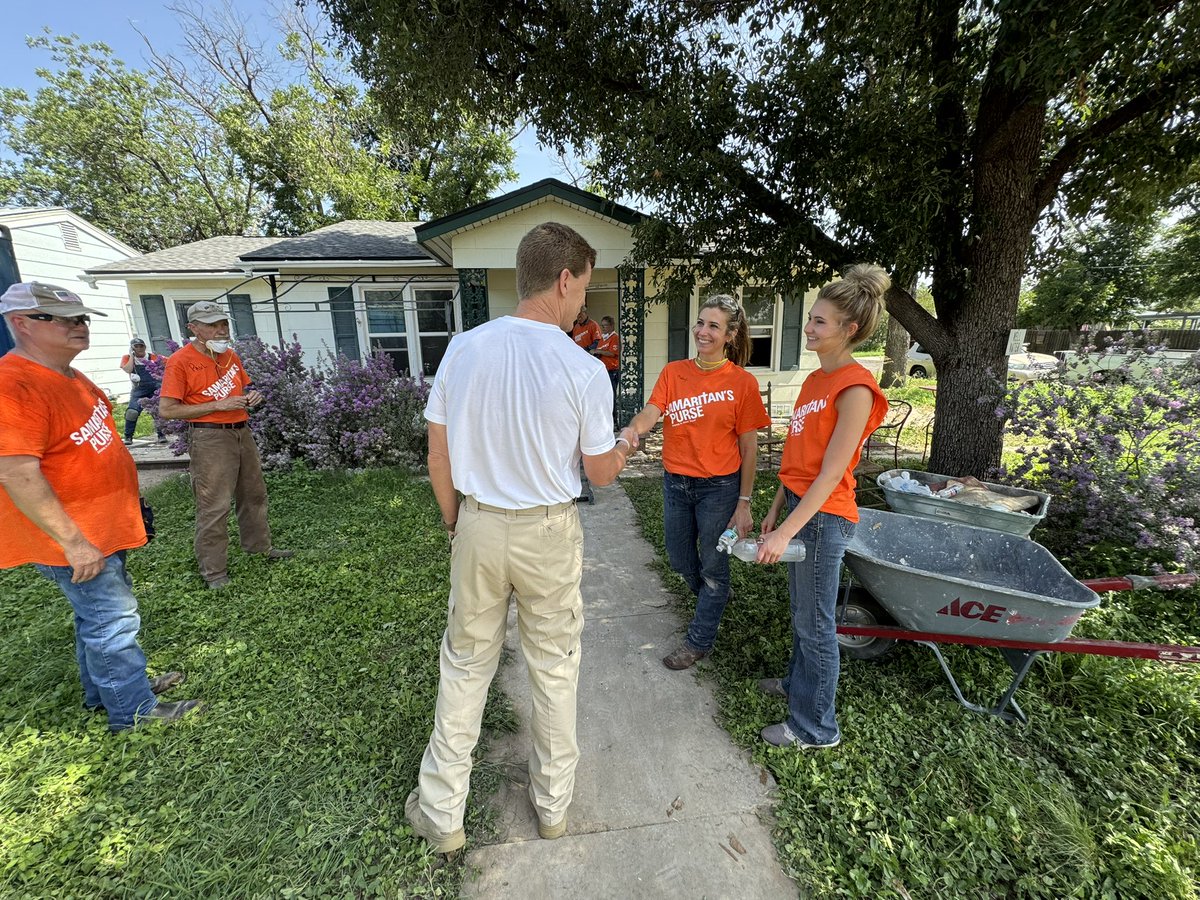 TDEM's tweet image. Chief Kidd joined Gov. @GregAbbott_TX and other state & local officials in San Angelo to provide an update on the state’s flood response.
He also thanked volunteers for their support of rebuild and recovery efforts.
#TeamTexas
