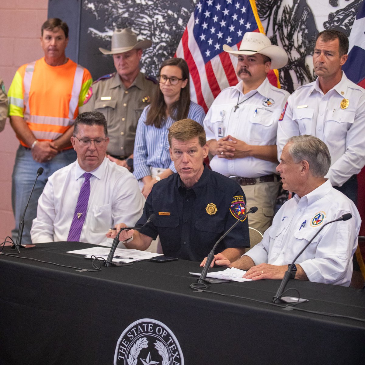 TDEM's tweet image. Chief Kidd joined Gov. @GregAbbott_TX and other state & local officials in San Angelo to provide an update on the state’s flood response.
He also thanked volunteers for their support of rebuild and recovery efforts.
#TeamTexas