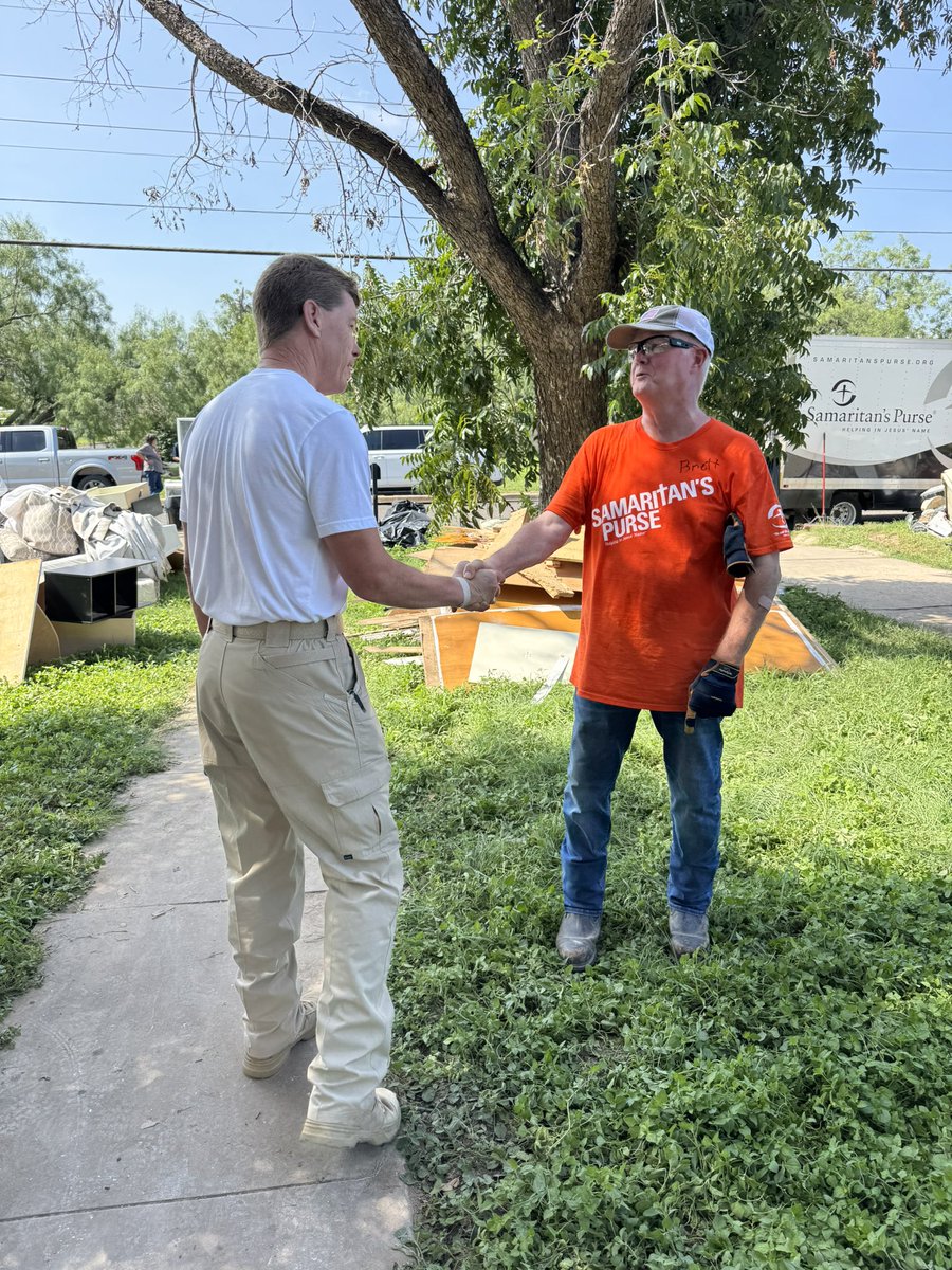 TDEM's tweet image. Chief Kidd joined Gov. @GregAbbott_TX and other state & local officials in San Angelo to provide an update on the state’s flood response.
He also thanked volunteers for their support of rebuild and recovery efforts.
#TeamTexas