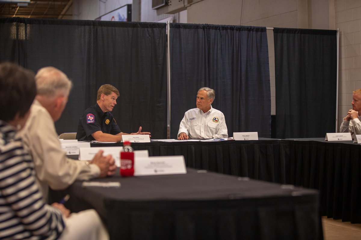 TDEM's tweet image. Chief Kidd joined Gov. @GregAbbott_TX and other state & local officials in San Angelo to provide an update on the state’s flood response.
He also thanked volunteers for their support of rebuild and recovery efforts.
#TeamTexas