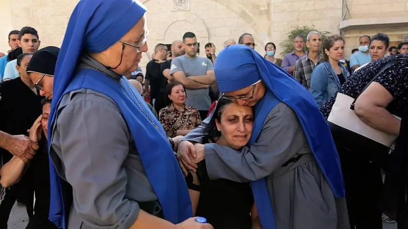 MamelaFialloFlo's tweet photo. Cuando empezó la guerra en Gaza, a las monjas peruanas y al sacerdote argentino les ofrecieron salir. Pero no quisieron abandonar a los fieles.
Que su ejemplo de valentía, fidelidad y entrega nos inspire a todos a ser verdaderos testimonios del amor de Cristo.✝️ https://t.co/gvSuTnAlnA