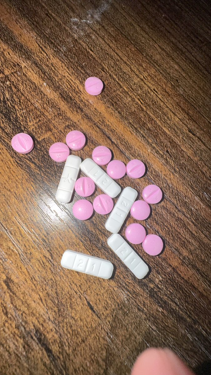 destroyoxy's tweet image. popped 4 pinks before i took this jsut copped