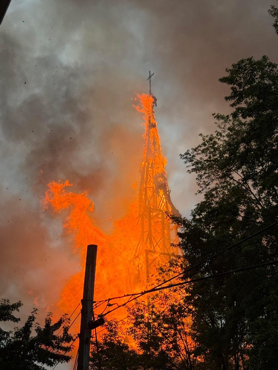 Solidarité avec toute la communauté de la Ville de Saint-Ours en ce moment difficile. L’église du village, symbole patrimonial et lieu de rassemblement, est touchée par un incendie majeur.

Merci aux pompiers de Saint-Ours et à ceux des municipalités environnantes. 🙏