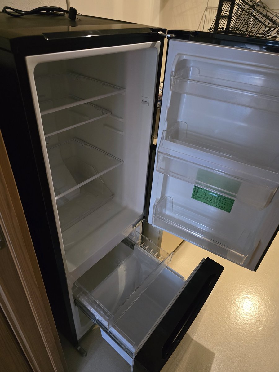 この狭さにしてはまぁまぁなんじゃなかろうか？

洗濯機の開閉もカゴに干渉されてないし、冷蔵庫の扉は逆開きがよかったけど許容範囲内。もうちょい大きいの欲しかったけど、パネル操作しにくくなるから断念。後は電子レンジ欲しい。誰かくれ。