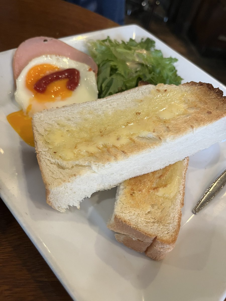 yuma1010's tweet image. 昼からの会議の場所近くのカフェでモーニングしながら仕事
テーブルに用意された箸が揃ってないのは
きっと「なんでやねん!」って
ツッコミ待ちなんだと思う
大阪の洗礼
#大阪
#カフェ
#大阪出張
#ツッコミ待ち