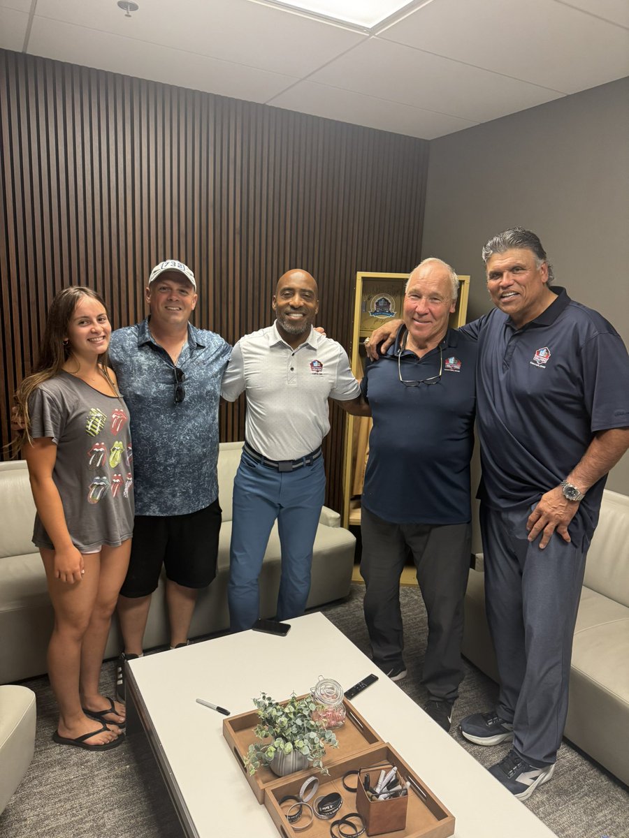 Stopped at the <a href="/ProFootballHOF/">Pro Football Hall of Fame</a> NFL Hall of fame on the way to our last showcase of the summer and I was lucky enough to meet
Hall of Famers <a href="/rondebarber/">Rondé Barber</a> <a href="/AnthonyMunozHOF/">Anthony Muñoz</a> and Joe DeLamielleure!!  Thanks for spending some time with my dad and me !