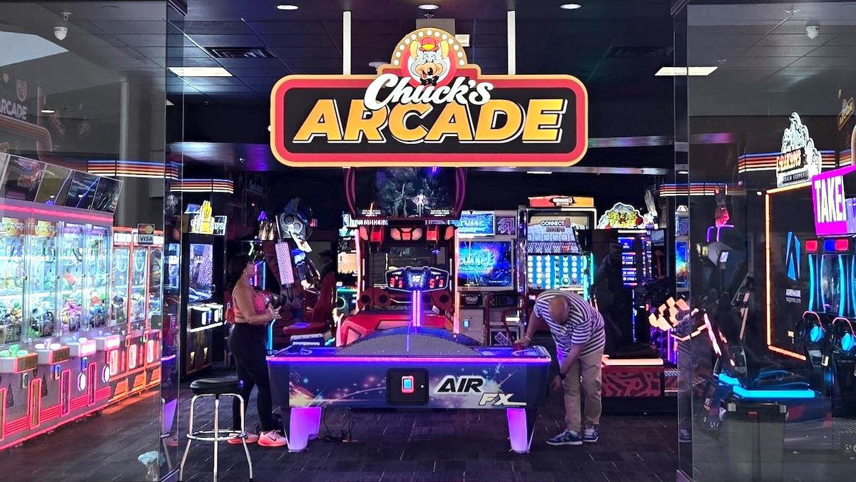 foodbeast's tweet image. Chuck E. Cheese Grows Up With New Arcade Designed For Adults 🧀 👾
Last month, the arcade and family entertainment centers launched Chuck’s Arcade, featuring classic and new video games and the hottest new games alongside iconic animatronic characters… and booze 🍻