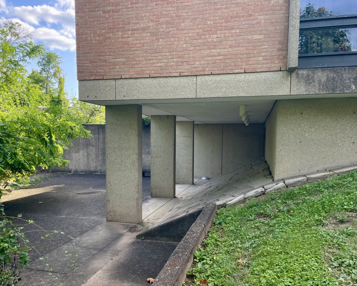 JoshLipnik's tweet photo. Huntington Museum of Art (1970) in Huntington, WV designed by Walter Gropius &amp; The Architects Collaborative https://t.co/5g5p9hs4vm