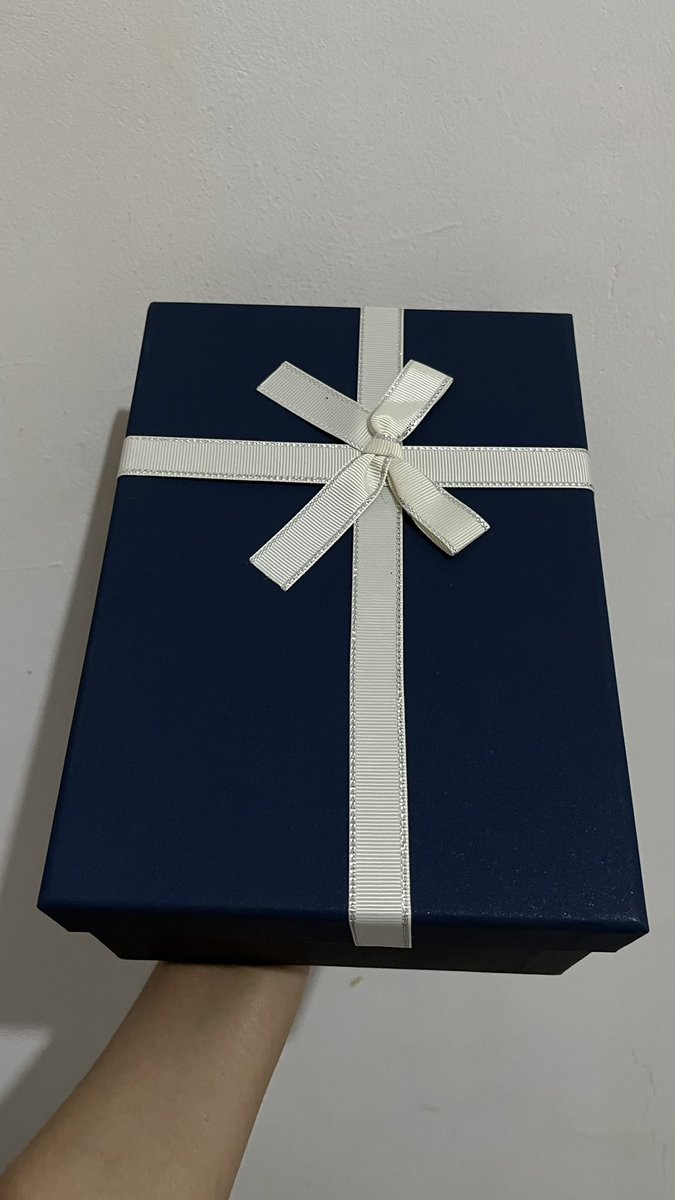 Fransiskayash's tweet image. Kemarin ulang Tahun gue yg 33 terus dapet birthday gift yg gue pengen banget, tentu saja sekotak buku ga pernah ketinggalan🥹 Thank you pacarku. Semoga kita berdua sehat terus kaya biasanya, biar bisa ngelakuian semua hal kita pengen😇