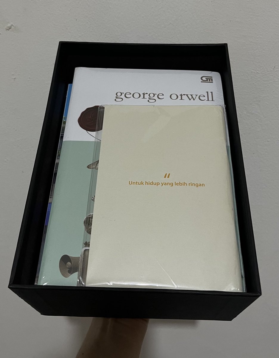 Fransiskayash's tweet image. Kemarin ulang Tahun gue yg 33 terus dapet birthday gift yg gue pengen banget, tentu saja sekotak buku ga pernah ketinggalan🥹 Thank you pacarku. Semoga kita berdua sehat terus kaya biasanya, biar bisa ngelakuian semua hal kita pengen😇