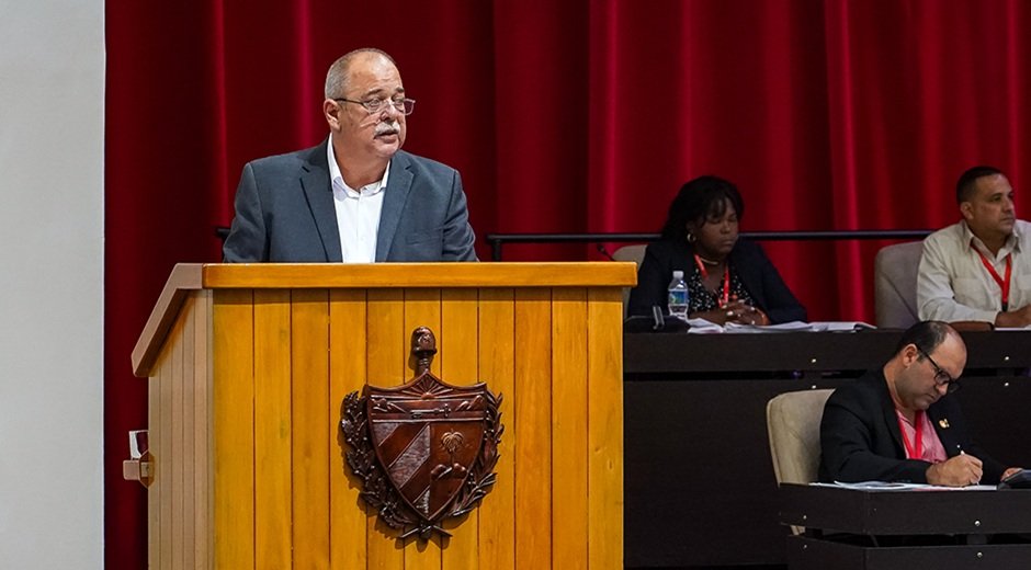 El ministro de Energía y Minas, Vicente de la O Levy, reafirmó hoy que la clave para superar la crisis energética está en:
✅Más fuentes renovables
✅Recuperar la generación con combustible nacional

📌 Lee más(cubadebate.cu/noticias/2025/…)  

#EnergíaRenovable #SoberaníaEnergética