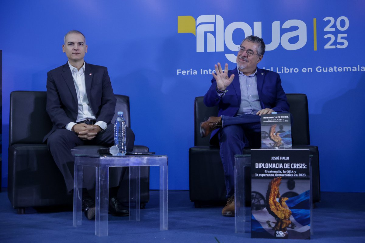 JosueFiallo's tweet photo. Un privilegio y una emoción profunda.

Presentar "Diplomacia de Crisis: Guatemala, la OEA y la esperanza democrática en 2023" en @FILGuatemala fue un momento inolvidable.

Agradezco al Pdte. @BArevalodeLeon por su lectura atenta y palabras generosas; a @FyGEditores por hacer posible este testimonio; y a todas y todos los guatemaltecos que me acompañaron o me hicieron sentir su afecto por cualquier medio.

Hoy, por fin, pude leer con calma cada uno de sus mensajes. Gracias por compartir lo que sintieron. Me han conmovido profundamente.

Este libro ya camina… y lo hace acompañado por la esperanza. 

Cuando lo hayan leído completo, ojalá podamos conversar más ��con honestidad, con esperanza— sobre el futuro que se puede construir juntos.

📸 Daniel Hernández-Salazar / Gobierno de Guatemala
#DiplomaciaDeCrisis #FILGUA2025 #Guatemala #BernardoArévalo #JosuéFiallo #FyGEditores #EsperanzaDemocrática #Diplomacia