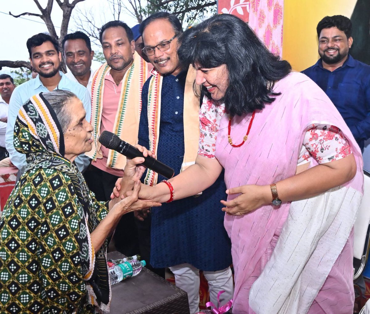 AprajitaSarangi's tweet image. Met residents of Bhubaneswar slums yesterday relocated to an Apartment constructed by Ministry of Housing & Urban Affairs,GoI.
Some civic issues have to be taken care of.
Assured them that the issues will be taken up by me at the appropriate level.
It was a pleasure meeting all.