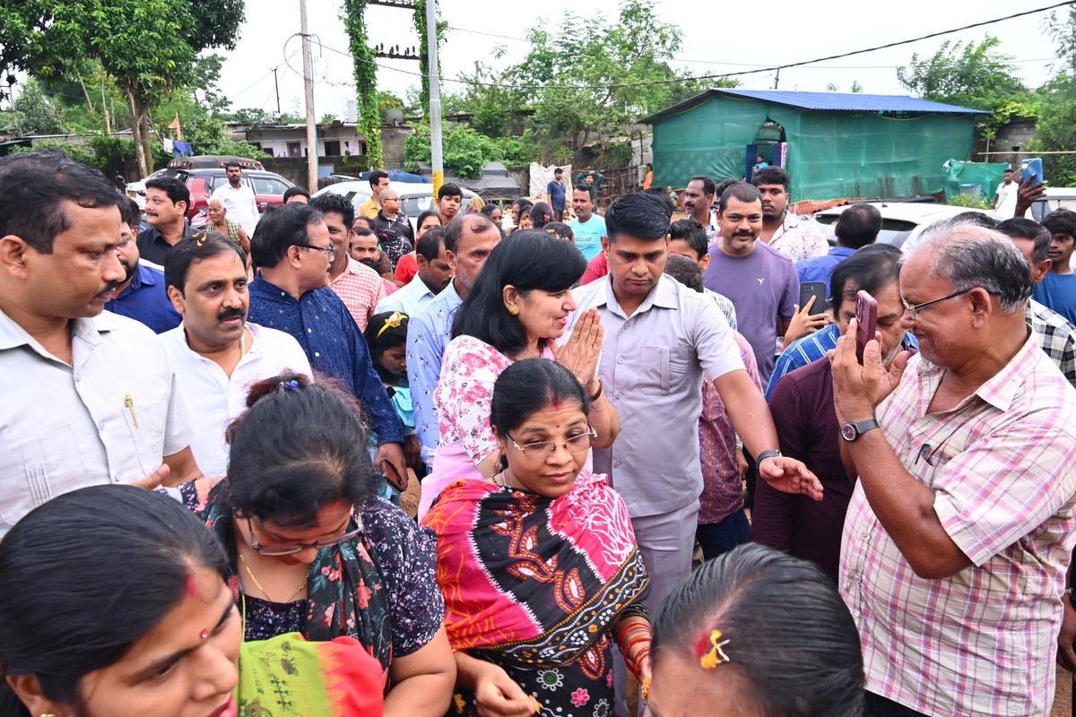 AprajitaSarangi's tweet image. Met residents of Bhubaneswar slums yesterday relocated to an Apartment constructed by Ministry of Housing & Urban Affairs,GoI.
Some civic issues have to be taken care of.
Assured them that the issues will be taken up by me at the appropriate level.
It was a pleasure meeting all.