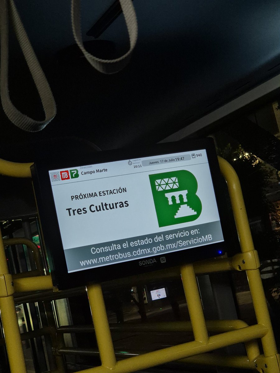 FanDelCieloAzul's tweet photo. Gracias conductor del @MetrobusCDMX  económico 940 por recogernos después del bloqueo de reforma y eje central.
#LoQueremosMucho 
Denle un aumento de sueldo. 😅 https://t.co/vSB8x2HMrl