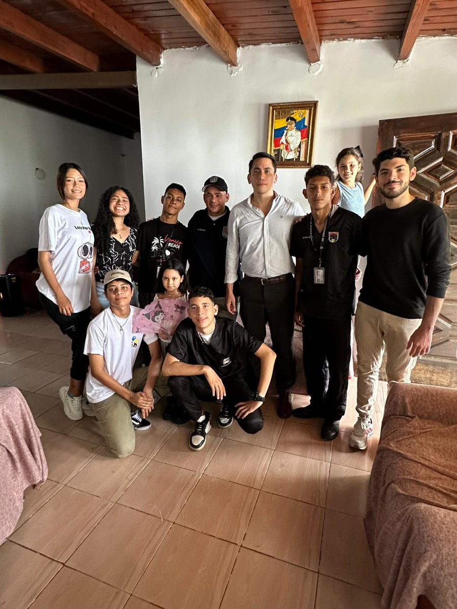 ReinaldoJCV_'s tweet image. En la Bóveda Military & Books tienen una gran colección de libros y objetos de valor histórico. Me honra la invitación que me hicieron varios estudiantes de Ciencias Políticas de la Universidad de Carabobo a este museo y tienda que está a la orden de los interesados.