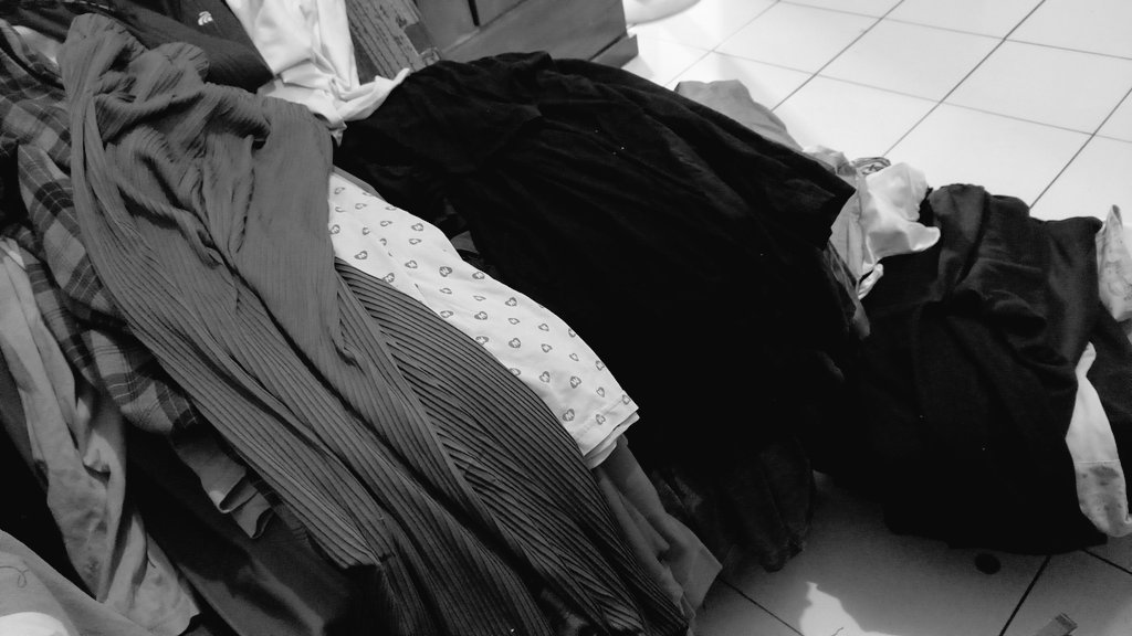 Sebenarnya aku benci kamu. Tapi gosokkanku menumpuk kek gunung 😭😔