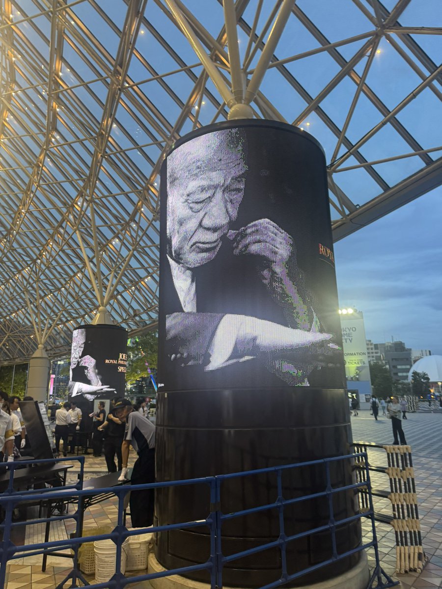 Derakie106's tweet image. 久石譲✕ロイヤル・フィル
スタジオジブリフィルムコンサート
ワールドツアーファイナル
麻衣が出演。
彼女と出逢いマネジメントしてなかったら
マエストロ久石譲さんともお会いすることなんか絶対なかった。
出逢いって本当に素晴らしい。
わたしも、かっこよく歳をとりたいな。