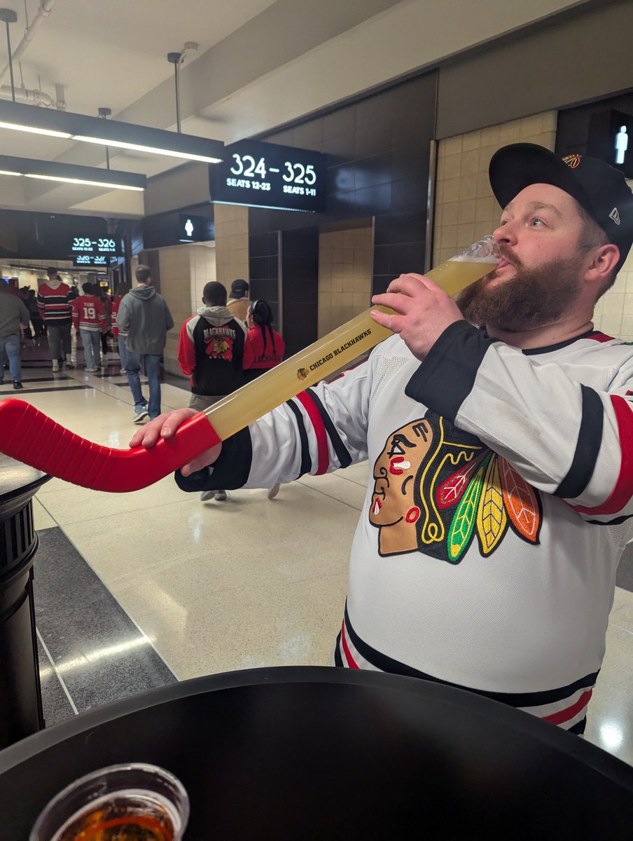 FourFeathersPod's tweet image. We will be going live and talking #Blackhawks hockey very soon.
Starting Lineup:
RW: @DirtyThird81
C: @LuceOnTap
LW: @TonyOnTap