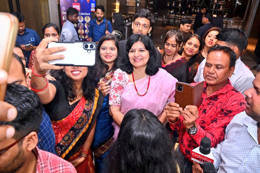 AprajitaSarangi's tweet image. At Media Conclave organised by News Room in Bhubaneswar day before yesterday.
Talked about my works so far and answered the queries of attendees pertaining to Odisha / India.
Good suggestions came.
Enriching , indeed !
@PMOIndia
