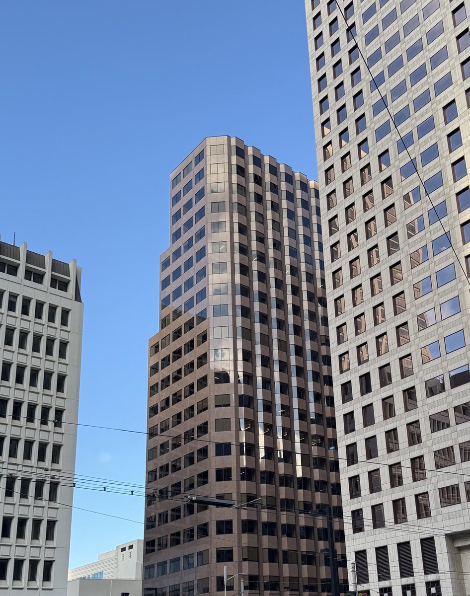 NotTuxedoSam's tweet image. this building is so cute it’s like a baby version of 555 california