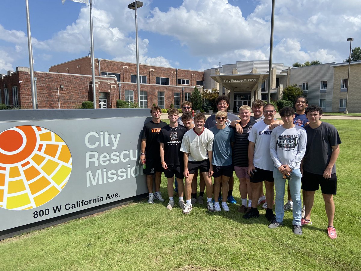 nhstigerfb's tweet image. Yesterday, our football seniors spent the afternoon serving at the OKC City Rescue Mission. We are grateful for a team that puts others first! Rush to find the lowest place! #dontswerveserve Fight On!