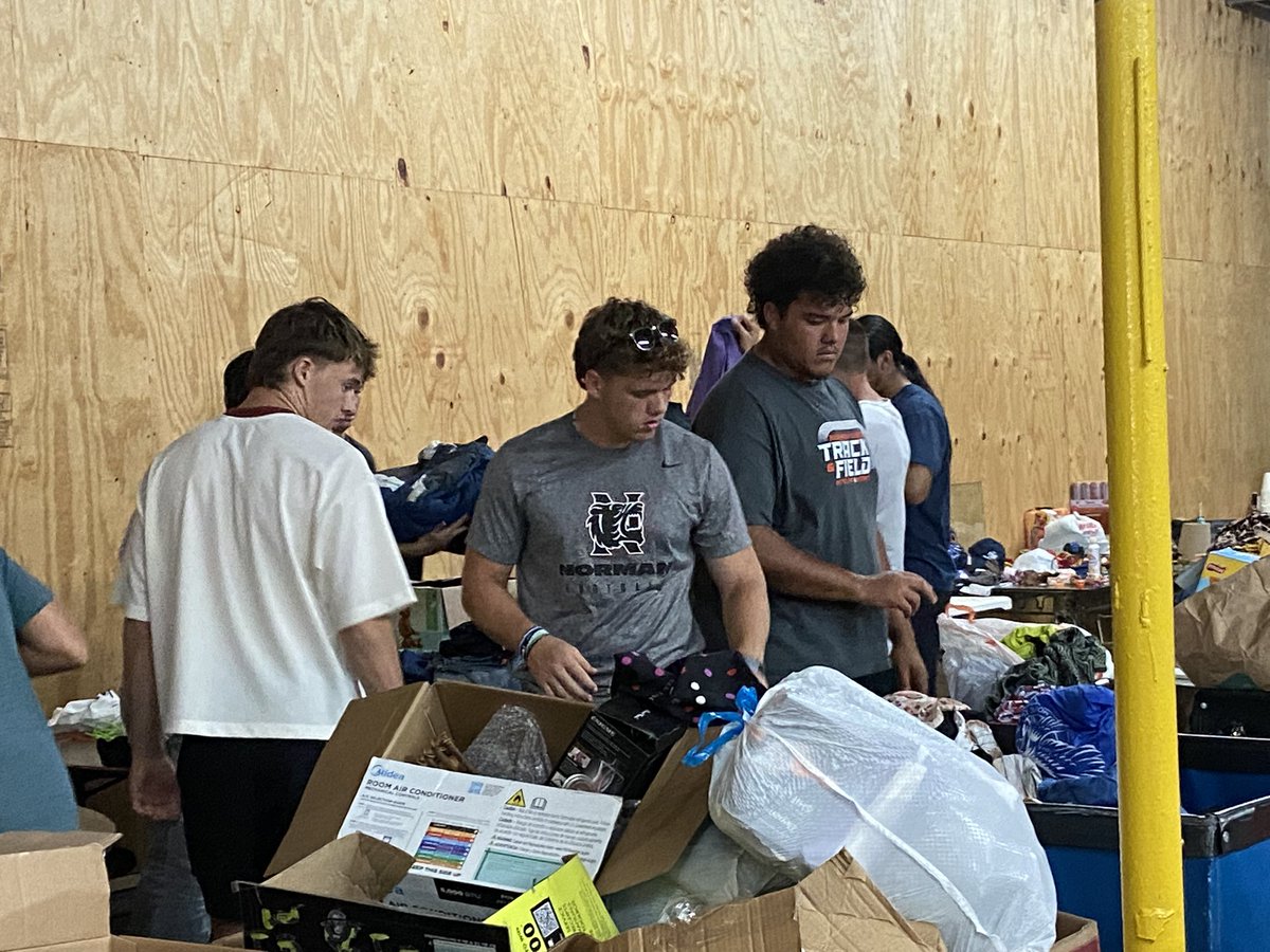nhstigerfb's tweet image. Yesterday, our football seniors spent the afternoon serving at the OKC City Rescue Mission. We are grateful for a team that puts others first! Rush to find the lowest place! #dontswerveserve Fight On!