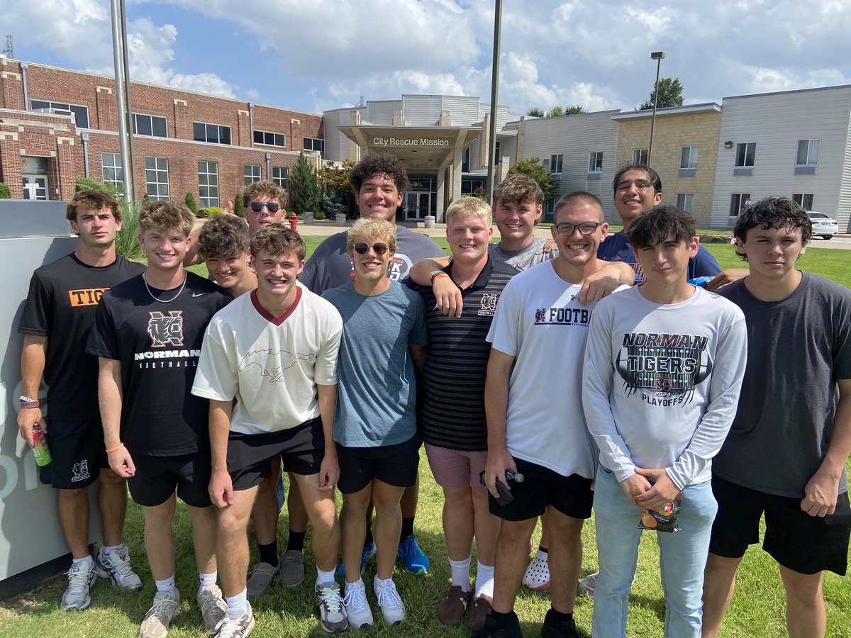 nhstigerfb's tweet image. Yesterday, our football seniors spent the afternoon serving at the OKC City Rescue Mission. We are grateful for a team that puts others first! Rush to find the lowest place! #dontswerveserve Fight On!